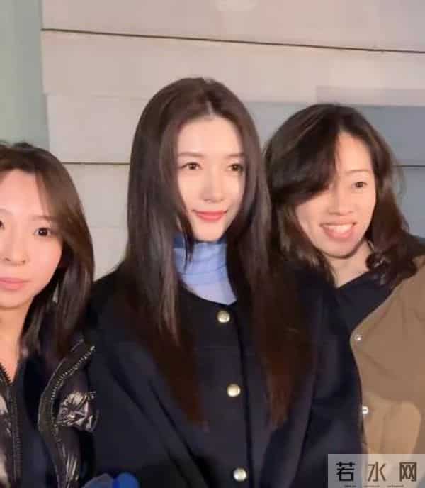 上戏80周年大合影，金世佳有少年感，陈赫靠边坐，王传君稳居C位