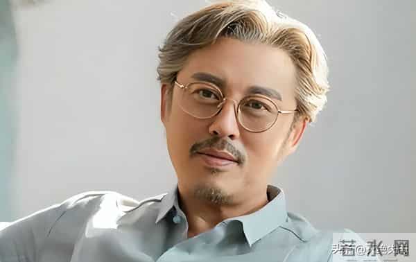 他是红楼第一美男，今62岁享受天伦，住豪宅被家里仨女的“拿捏”