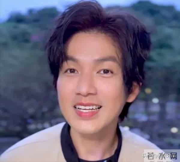 收手吧钟汉良!眼窝塌陷,脸部肿胀,疲态尽显,别再尬演精英男