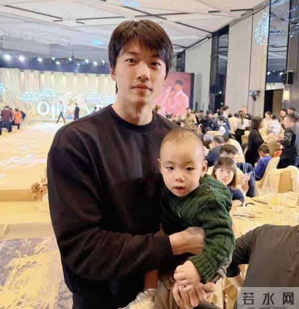 奥运冠军汪顺参加朋友婚礼,他身材高挑,抱着小孩,画面好温馨啊