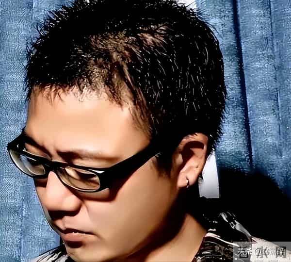 写歌30年穷困潦倒，前妻失望选择离婚，谁料51岁靠一首歌一夜成名