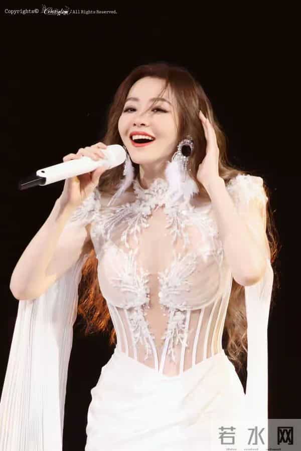 张靓颖 这大长腿自带高光，走两步就让人移不开眼，身材好绝！