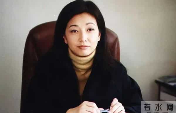 57岁江珊现状曝光！脸垮嘴斜，满头白发，一代女神终是迟暮