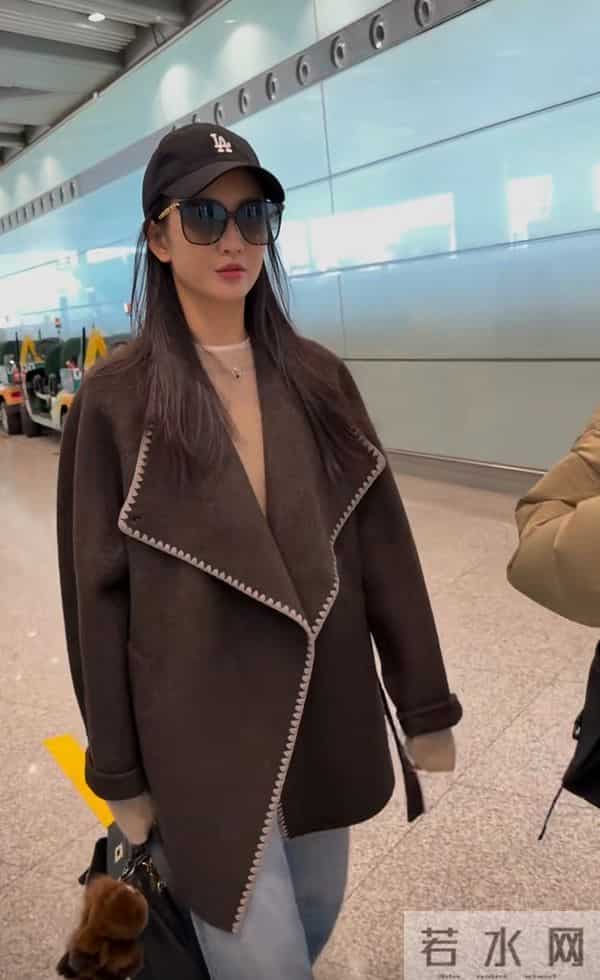 王鸥北京机场出发,穿搭颜值在线,提醒粉丝注意保暖,人美心善!