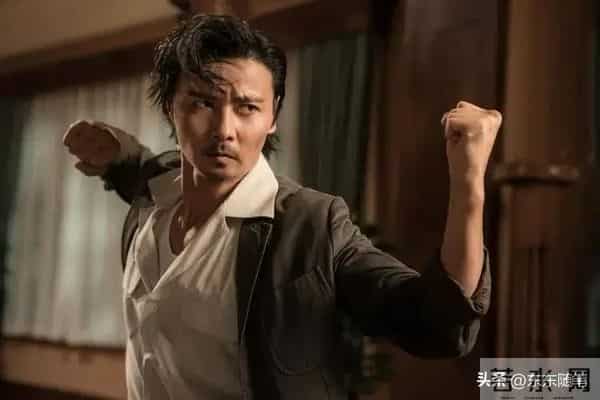 52岁蔡少芬香港逛街，下巴后缩明显，张晋大病痊愈，不能剧烈运动