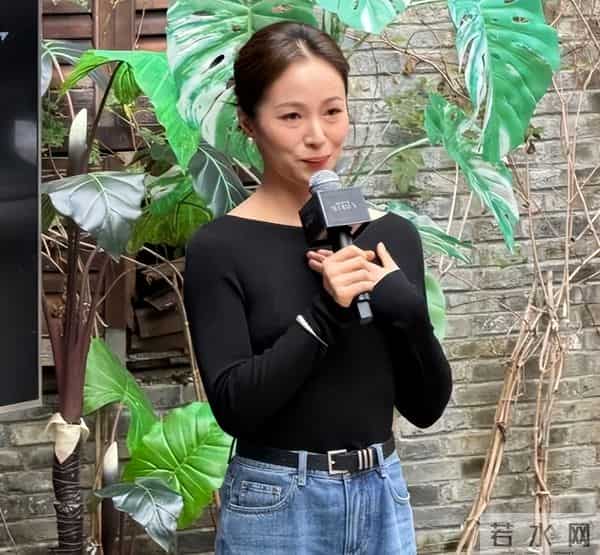 江一燕温州街头被偶遇,穿短裙腿被冻到黑紫,脸馒化到差点认不出