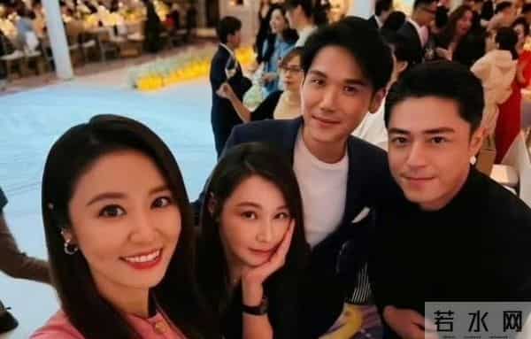 林心如在邱泽许玮甯婚礼光脚跳舞,下台后获霍建华亲吻,太恩爱了