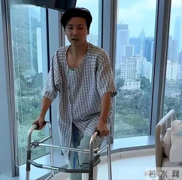 52岁蔡少芬香港逛街，下巴后缩明显，张晋大病痊愈，不能剧烈运动