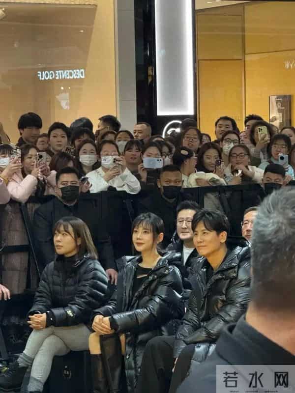 秋瓷炫现身北京，嘴歪油腻变化大到认不出，和于晓光拥抱对视甜蜜