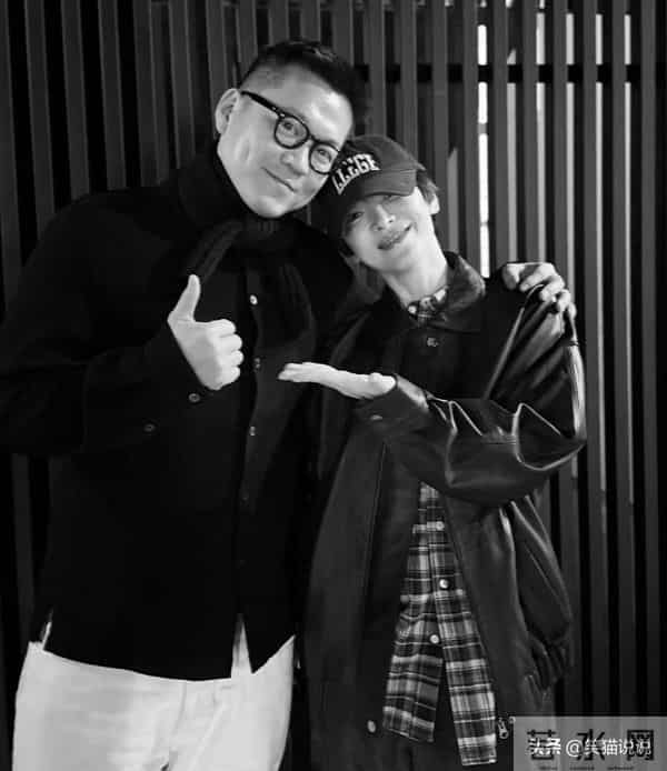 宋慧乔晒新照：皮鞋皮外套棒球帽好酷飒，头发又剪短了