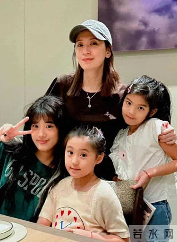 贾静雯一家成都逛街，50岁像30岁，咘咘天生高颅顶，但没波妞可爱