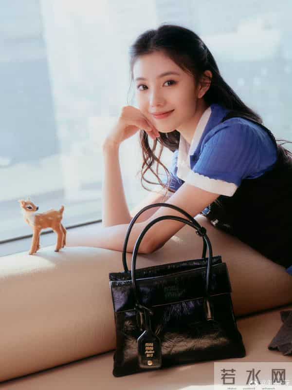 刘浩存今日份代言写真，小短裙穿搭真有活力