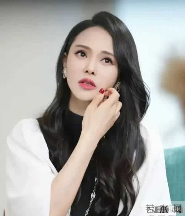 57岁伊能静在英国被偶遇，淡妆出镜，网友-我以为是旁边的老奶奶