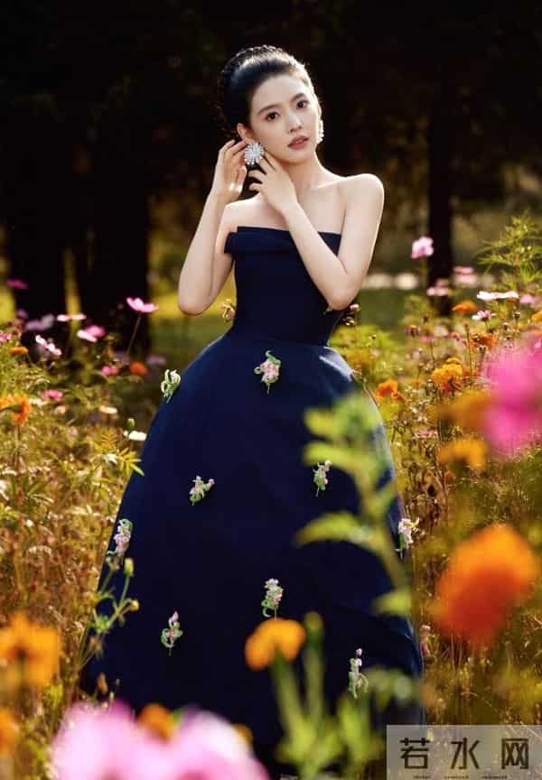章若楠一字肩裙装美翻天，白皙肌肤晶莹剔透，摄影师捕捉童话瞬间