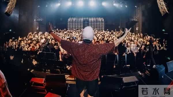 睡粉、出轨、死性不改,爆火半年就塌房,本人在美国回应,碎三观