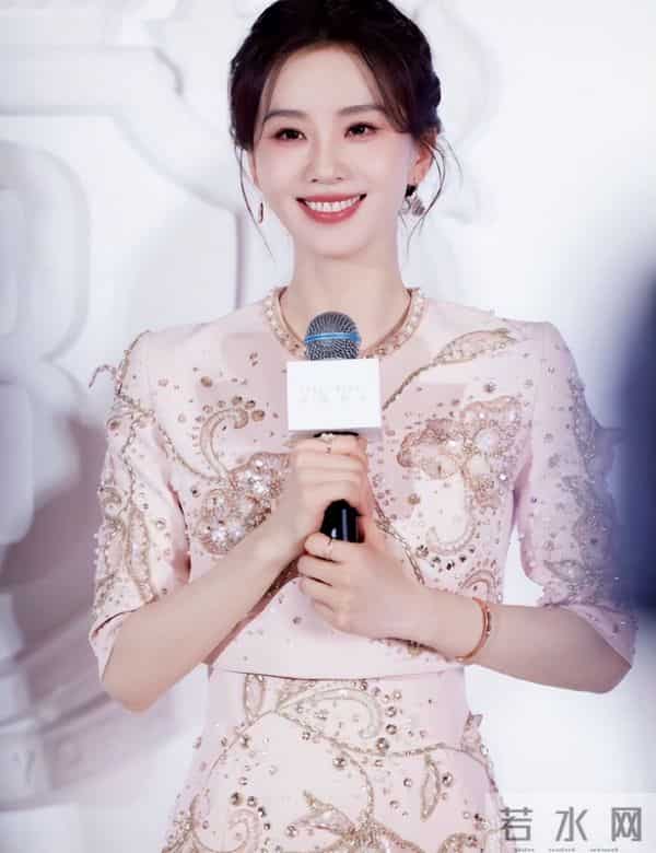 刘诗诗化身“抗娃老妈”,与儿子的日常,揭露了家庭和谐的内幕