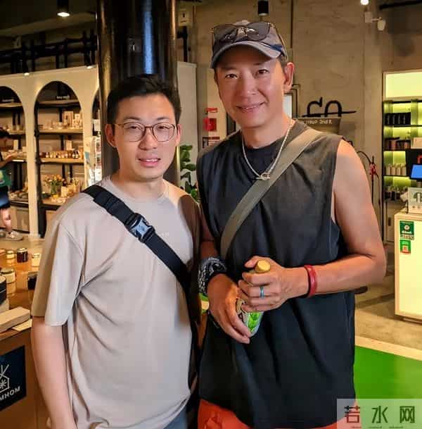 55岁戴军现身上海买手机，定居泰国享受悠闲人生，和她成了新邻居