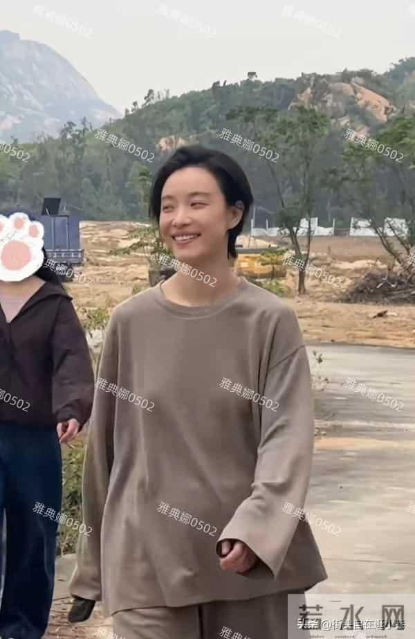 江门偶遇倪妮拍戏，新造型突破真大，短发村妇差点认不出