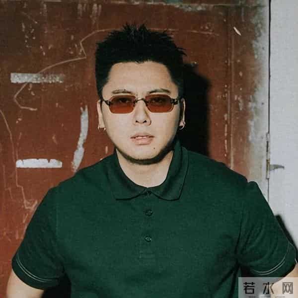 睡粉、出轨、死性不改,爆火半年就塌房,本人在美国回应,碎三观