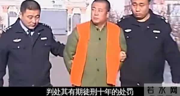 他畏罪潜逃13年间拍40多部戏，被抓时已是大明星，出狱后迎接新生