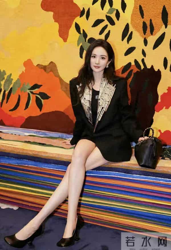 杨幂上海罗意威美爆了！黑丝装配短裤，生图腿长直逼2米。