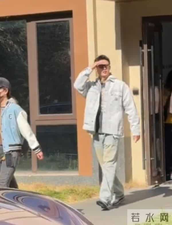 黄景瑜广西被偶遇,开京A牌照30万豪车,全程手挡太阳防止晒脸