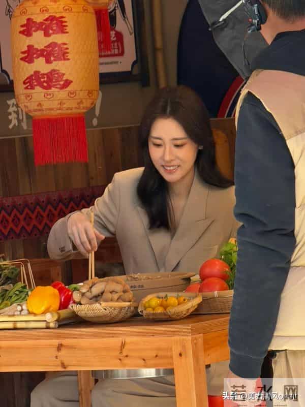 张碧晨云南被偶遇，真人脸又小又精致，无滤镜也好美啊！