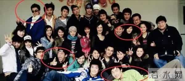 郑恺晒与陈赫等10人合影,被扒P掉7处烟盒打火机,遭吐槽一群老登