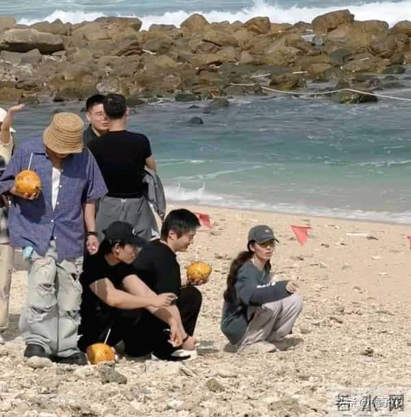 42岁郭碧婷到海南旅游，她在沙滩上玩耍，身材很好，好有少女感啊