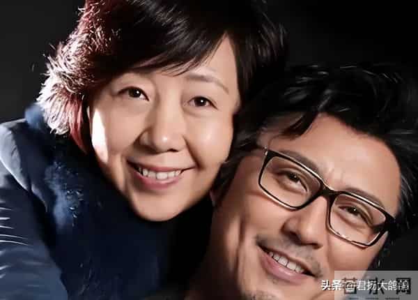 他是红楼第一美男,62岁住豪宅享天伦之乐,被家里仨女的“拿捏”