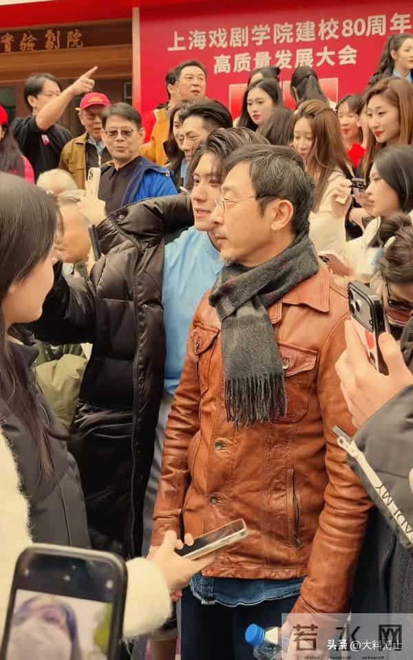 上戏80周年名场面:众星苍蝇馆聚餐、马伊琍江疏影低调、曝大合照