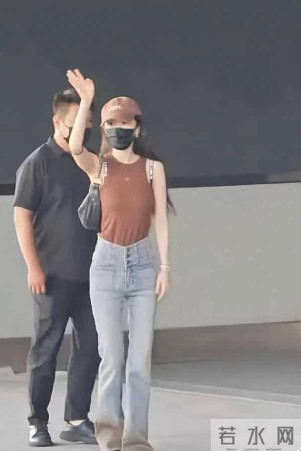 杨幂行走的衣服架子,大长腿太抢镜啦!