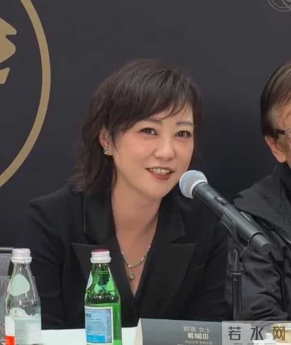 郝蕾风波后现身金狮评委，面部肿胀眼神犀利，尬笑回应没骂辛芷蕾