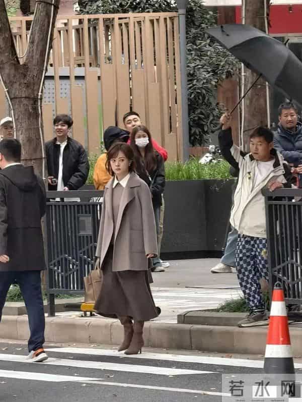 万万没想到42岁孙俪马路边被偶遇，真人又白又瘦，烫了卷发很时髦