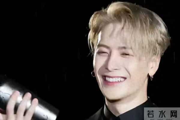 王嘉尔也没想到，他随口一句话，彻底“撕”碎了内娱男明星的体面