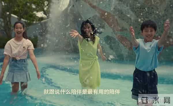 48岁苗圃晒沙滩照，纤腿瘦腰好惊艳，嫁大21岁富豪子女双全很幸福