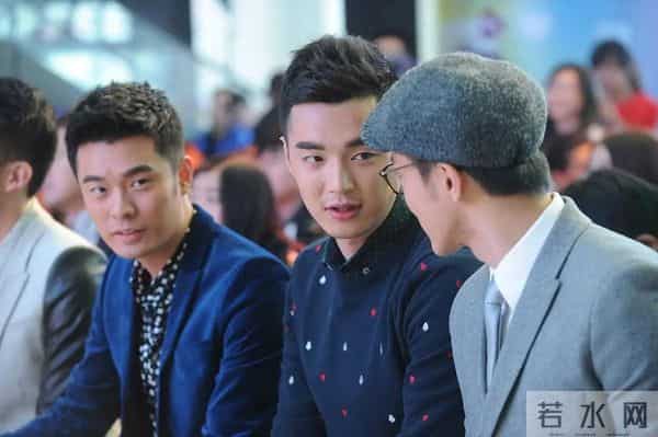 上戏80周年大合影，金世佳有少年感，陈赫靠边坐，王传君稳居C位