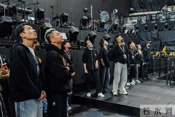 杨千嬅红馆演唱会设备故障，特技员被困半空，天后临危稳场全纪录