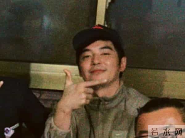 上戏80周年大合影，金世佳有少年感，陈赫靠边坐，王传君稳居C位