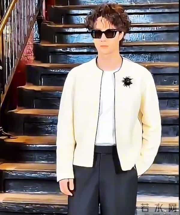 香奈儿大秀,辛芷蕾王一博同台看秀像姐弟,权志龙姨化穿搭辣眼睛