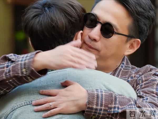 黄磊挥泪告别《向往的生活》，何炅陪伴在侧，张艺兴四人鞠躬致敬