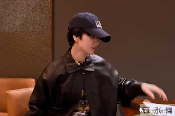 宋慧乔晒新照：皮鞋皮外套棒球帽好酷飒，头发又剪短了