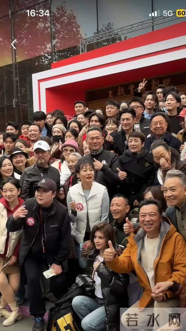 上戏80周年，众多明星出席校庆，郑恺和苗苗夫妇携手亮相校园