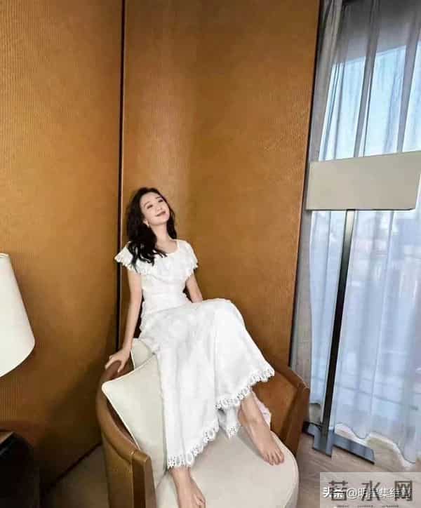 王鸥 开叉裙大长腿一览无余，脚也好看 性感又迷人