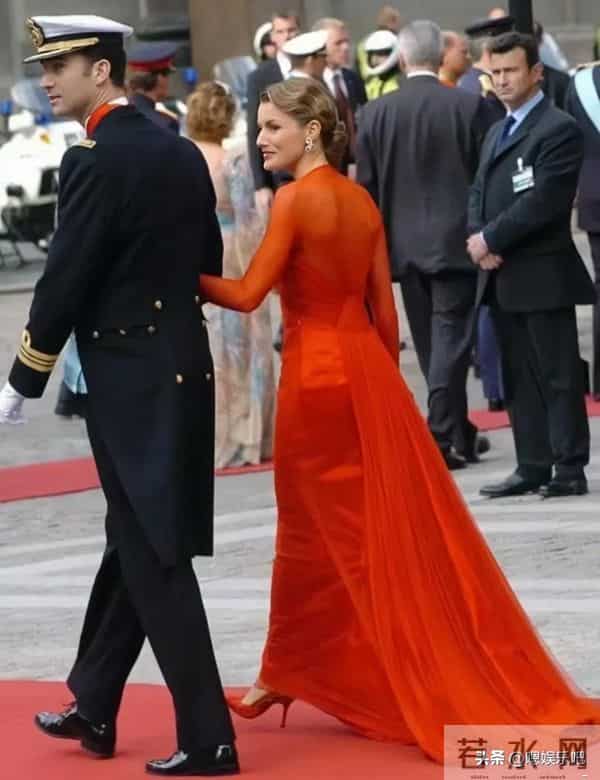 西班牙莱蒂齐亚王后的红色礼服,气场全开,难以复制的经典!
