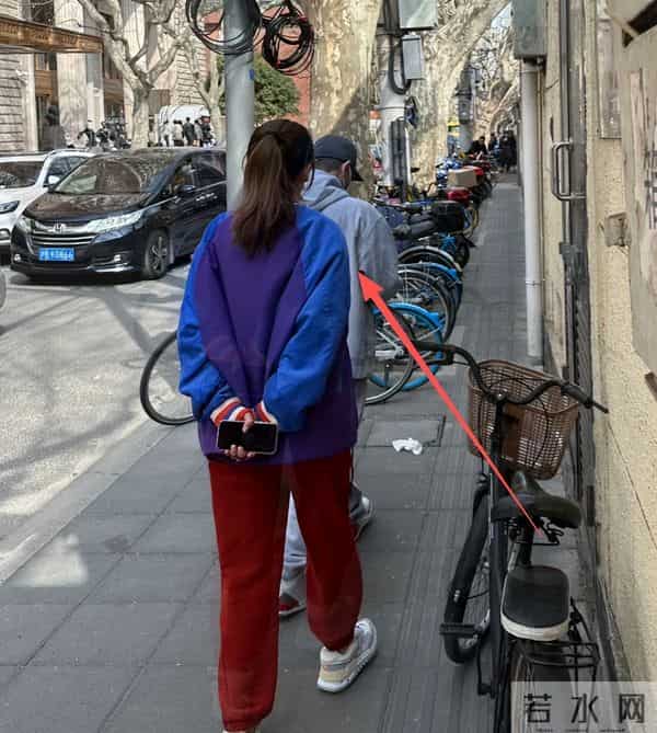 应采儿带娃出通告,素颜肿胀但满脸自豪,儿子后台背稿累到瘫桌上