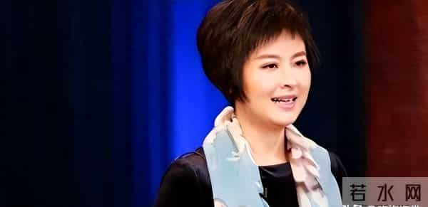 她曾是央视一枝花，低调嫁大18岁李铁为妻，如今52岁已满头白发