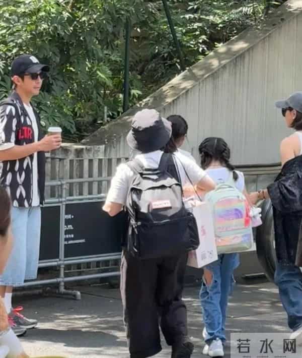 贾静雯一家成都逛街，50岁像30岁，咘咘天生高颅顶，但没波妞可爱