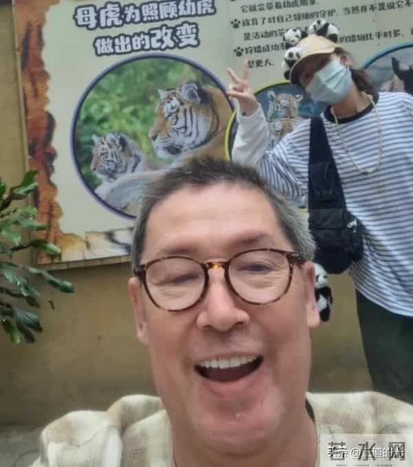 郭碧婷现身三亚情人岛 素颜穿着朴素 怀里抱着椰子 蹲在沙滩上捡石头