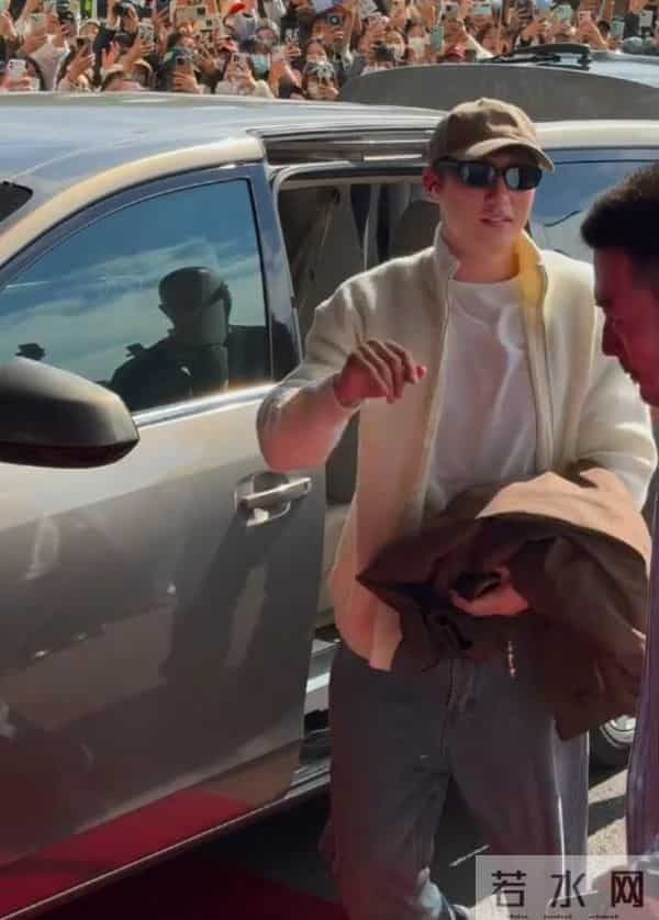 黄景瑜广西被偶遇,开京A牌照30万豪车,全程手挡太阳防止晒脸